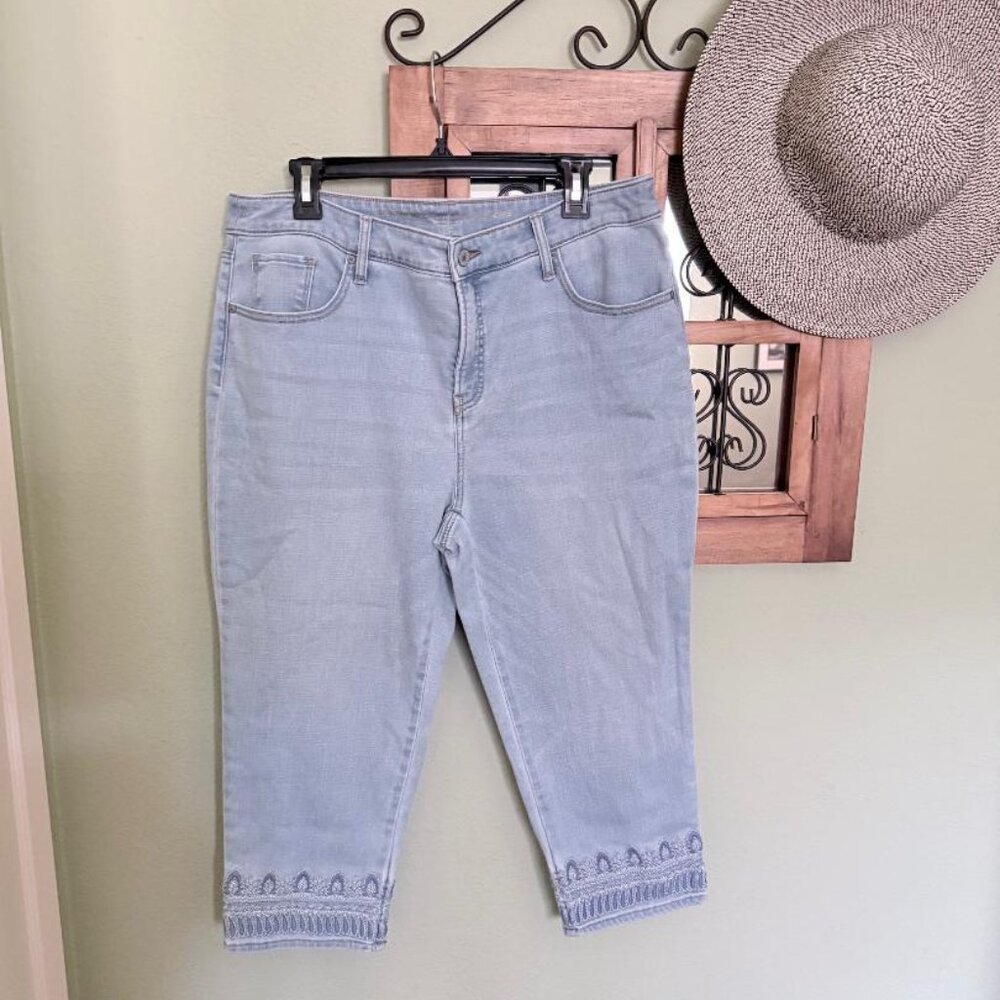 Chicos 14 petite embroidered capri's